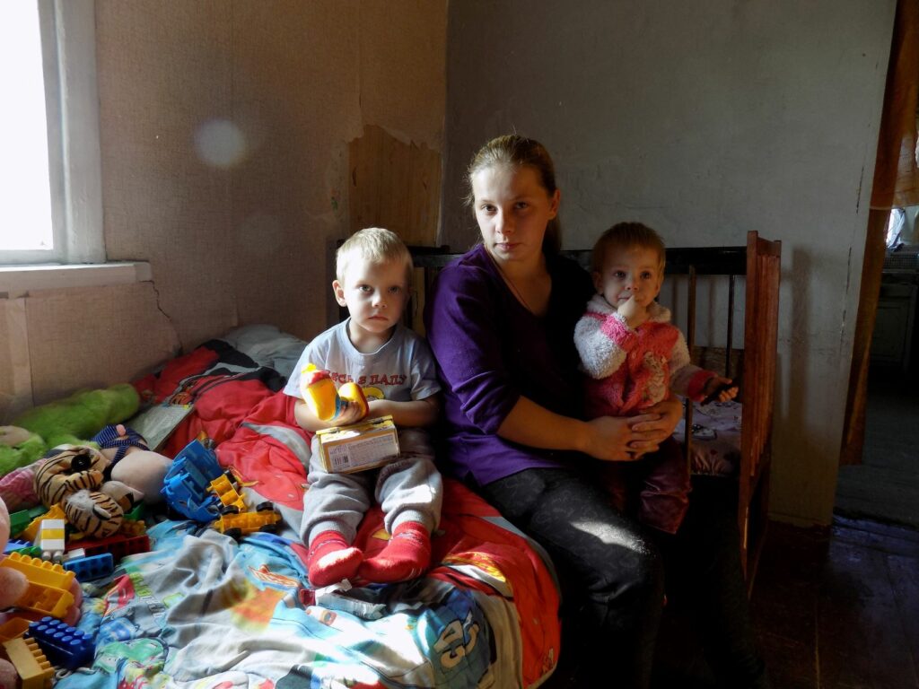 Une mère et ses enfants, Lougansk, Ukraine,  2020