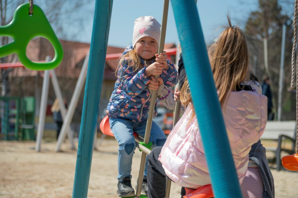 Des enfants dans une aire de jeux