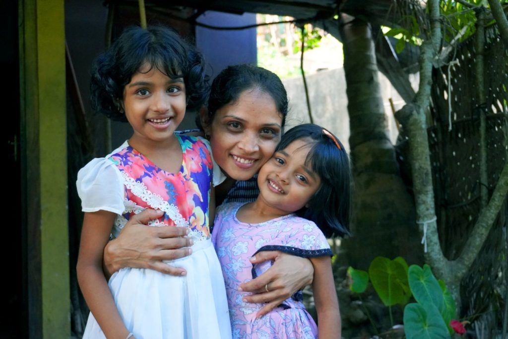 Une mère entourée de ses deux filles, Sri Lanka