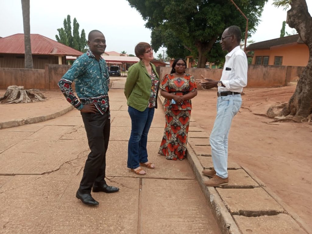 Emilie Venner avec le directeur ESMA, le directeur du village de Abomey Calavi et la coordinatrice locale PACOPE