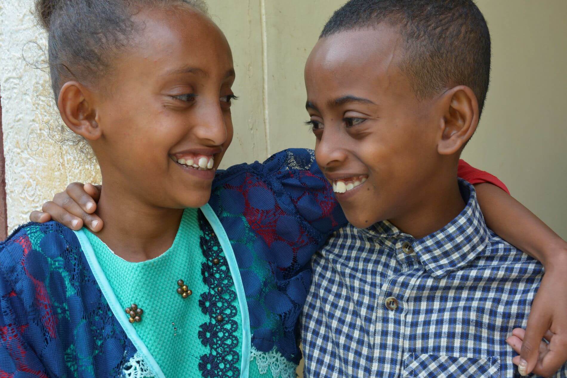 Frères et sœurs : grandir ensemble en famille d’accueil - SOS Villages ...