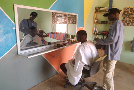 Hamadou dans son salon de coiffure