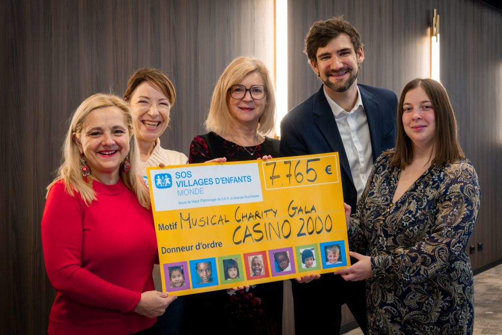 Remise de chèque Musical Charity Gala avec Sophie Glesener (SOS Villages d'Enfants Monde) et Lydia Biringer Schmitt (Casino 2000)